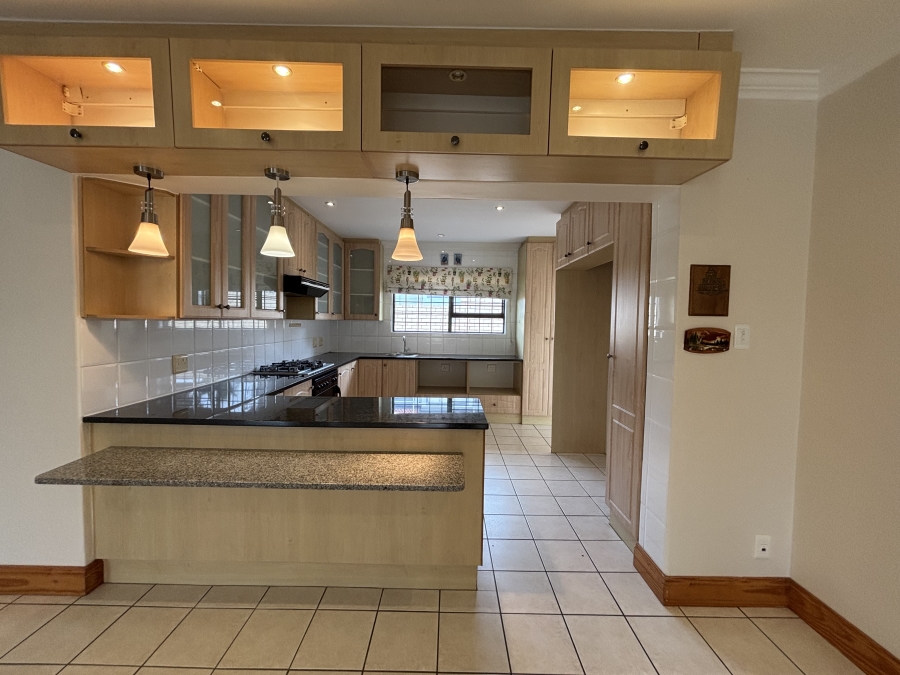 To Let 4 Bedroom Property for Rent in Summerstrand Eastern Cape